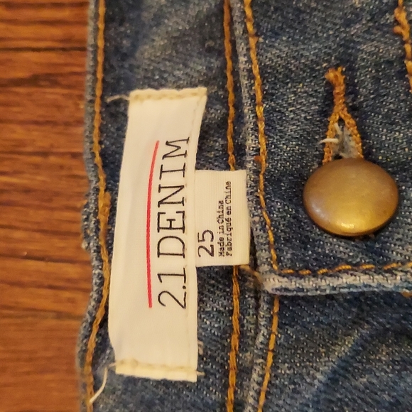 Forever 21  denim distressed shorts with eyelet pockets - Picture 2 of 5